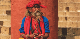 Sadhu (wędrowny asceta) nad brzegiem Gangesu w Waranasi