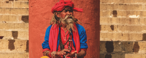 Sadhu (wędrowny asceta) nad brzegiem Gangesu w Waranasi