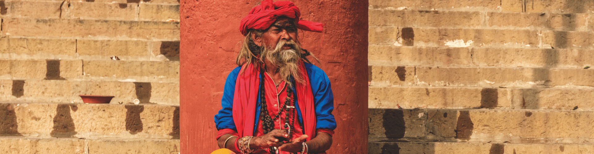 Sadhu (wędrowny asceta) nad brzegiem Gangesu w Waranasi
