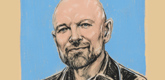 Ilustracja. Uśmiechnięty mężczyzna (Piotr Oczko) na niebiesko-beżowym tle. Jest ubrany w czarną koszulę. Ma lekki zarost.